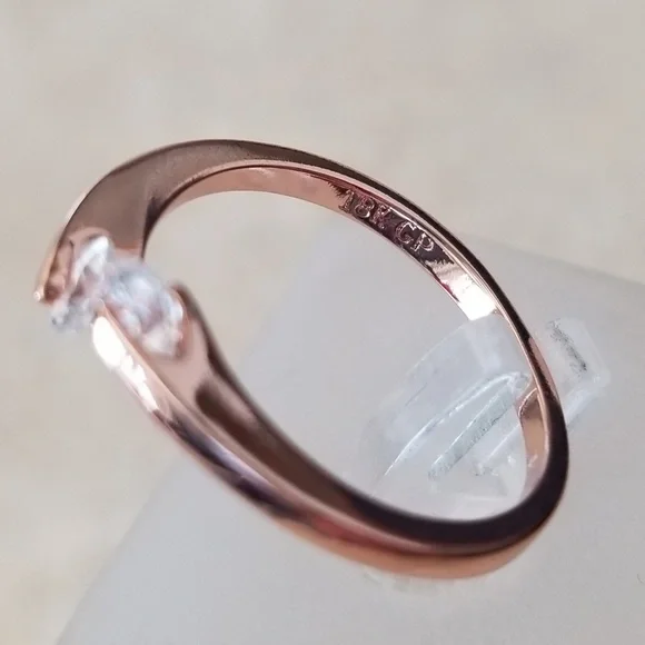 Delicate 18k Ring - Picture 4 of 6